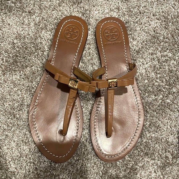 Tory Burch Tan Patent Leather Leighanne Bow Sandals size 9 - Picture 1 of 6
